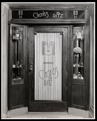 Udsigt over indgangen til Charles of the Ritz skønhedssalon i Ritz Tower Hotel, Park Avenue og 57th Street, New York, 1932 (sølv gelatinetryk)